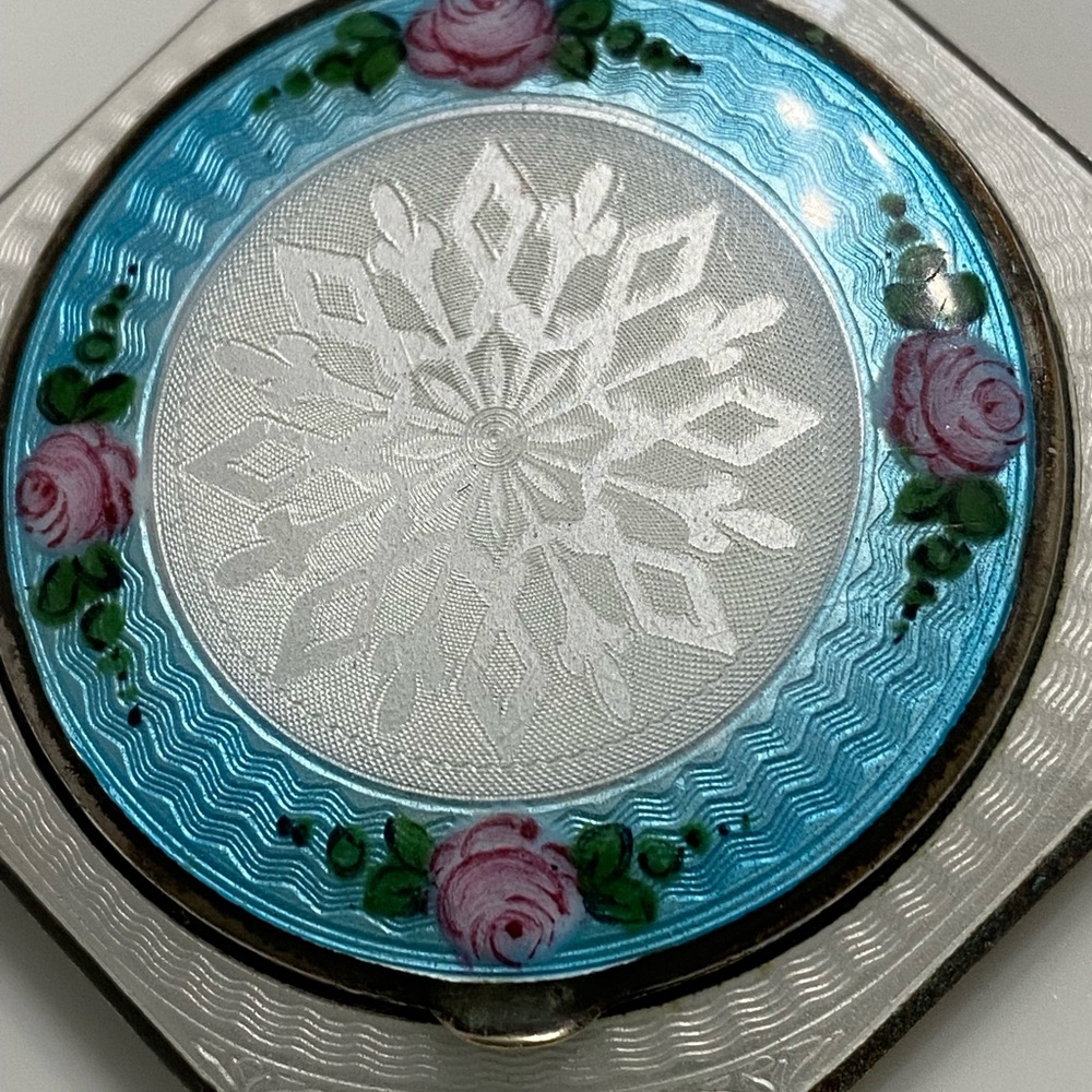 Vintage Compact with Floral Design (Final Price) - Picture 4 of 5
